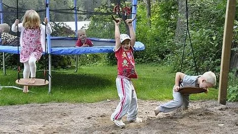 Än leks det vid gamla Tobo skola.