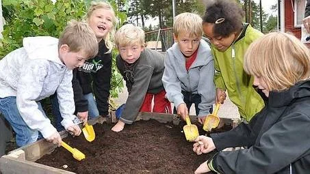 Samuel, Julia, Isak N, Isak G, Joyce och Anton i årskurs 1 och 2 på Tallbacksskolan i Månkarbo i full färd med lökplantering.