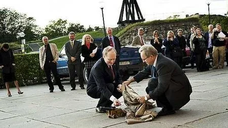 Landshövding Anders Björck blev upprymd över sin avtackningspresent.
