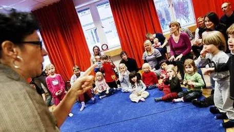 Babysång med Maria Hudecek på stadsbiblioteket i Uppsala.