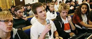 Bu och jubel för politiker på Fyrisskolan