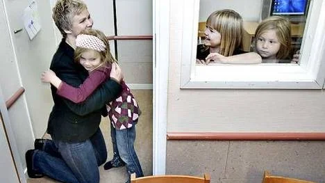 Förskolechefen Anne-Li Andersson får en stor kram av Alma Engström.