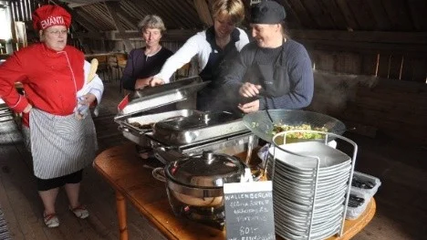 Jaana Kallio Hemlin, t v, startade nyligen lunchservering i det gamla magasinet vid gården i Mälby Altuna. Med på bilden är också Janet Marin, Titti Strömne och Marianne Sjödin