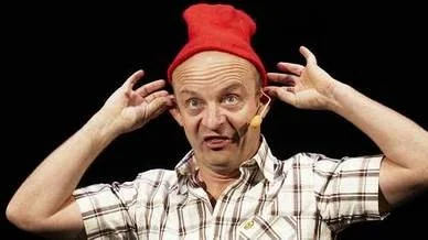 Med en röd mössa kostymerade sig Jonas Gardell till en hbt (uttalas ungefär som hobt) i showen Trafikplats Glädjen på Konserthuset i Uppsala.
