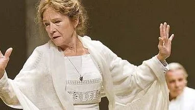 Lena Granhagen är både sval och stram i rollen som Arkadina.