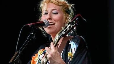 Martha Wainwright, här vid en spelning i England ifjol, har på senaste plattan tagit sig an Edith Piafs låtskatt.