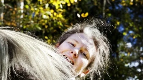 Annica Nevrell och islandshingsten Vindur är en av kalenderflickorna i Hästkalendern.