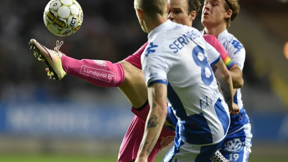 Niklas Thor med bollen uppvaktad av Göteborgs Søren Rieks och August Erlingmark (t h).