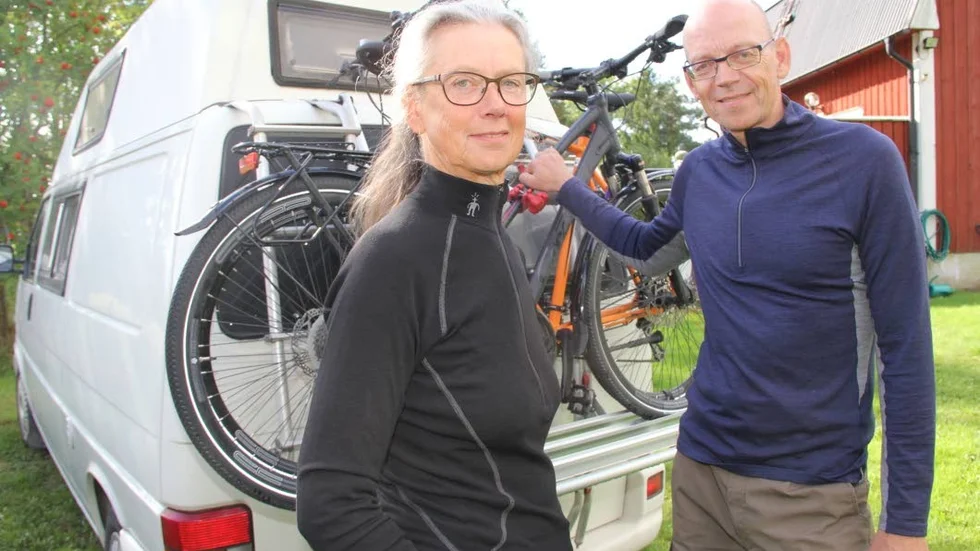 Tar husbilen. Marie Sjöström och Staffan Söderlund har packat hubilen för en tur till Sånfjällets nationalpark i Härjedalen.