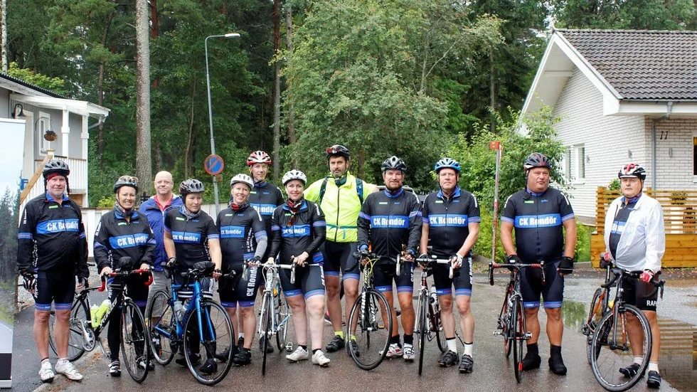 LADDADE: Cyklisterna laddar för start i Tour de Trögden.