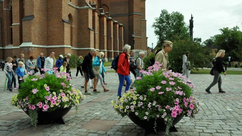 Guiden Anne-Charlotte Nyqvist tar täten. Ibland hinner stadsvandringen inte gå många steg förrän hon stannar igen för att berätta om en staty eller ett monument.