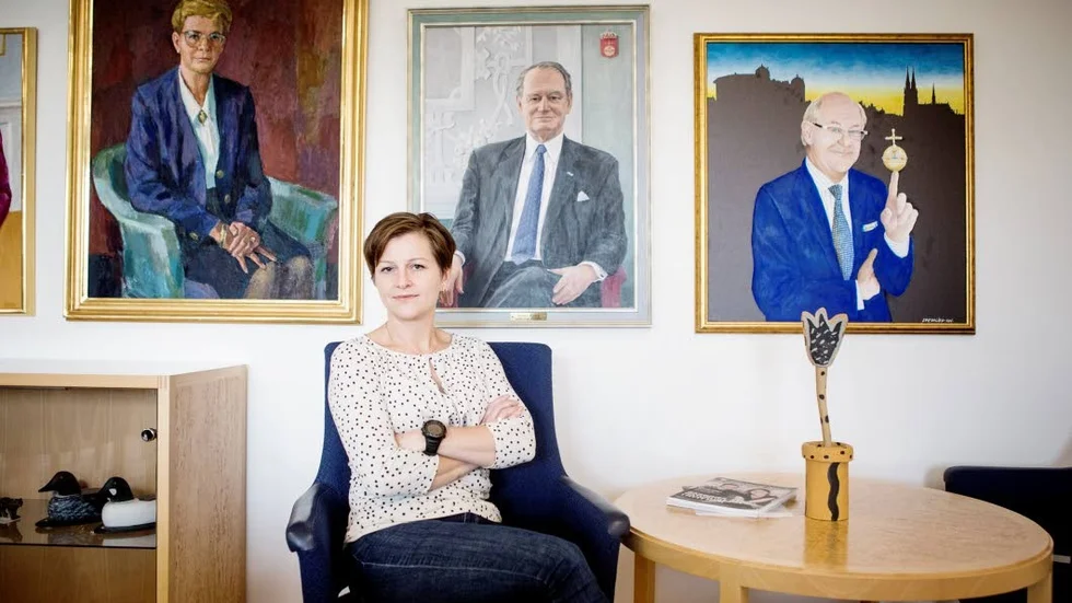 Tjänsteman. ”Hotbilden mot Sverige har ökat och vi vill höja allmänhetens krisberedskap”, säger Kristina Smith som arbetar vid länsstyrelsen i Uppsala med frågor kring civilt försvar. I bakgrunden syns tidigare landshövdingar.