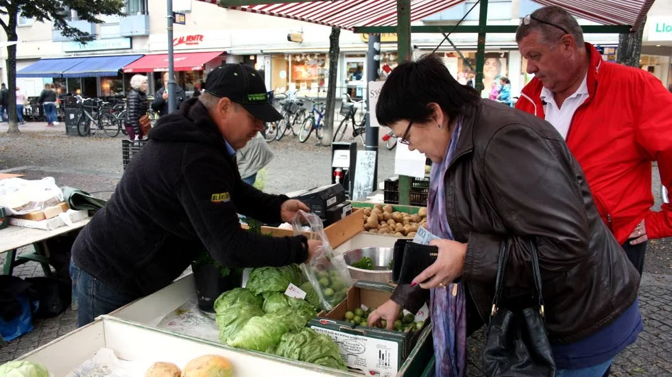 Så här såg det ut vid skördemarknaden på Stora torget i  Enköping 2017. Nu riskerar torghandlare att få böter om de lastar på och av för långsamt.