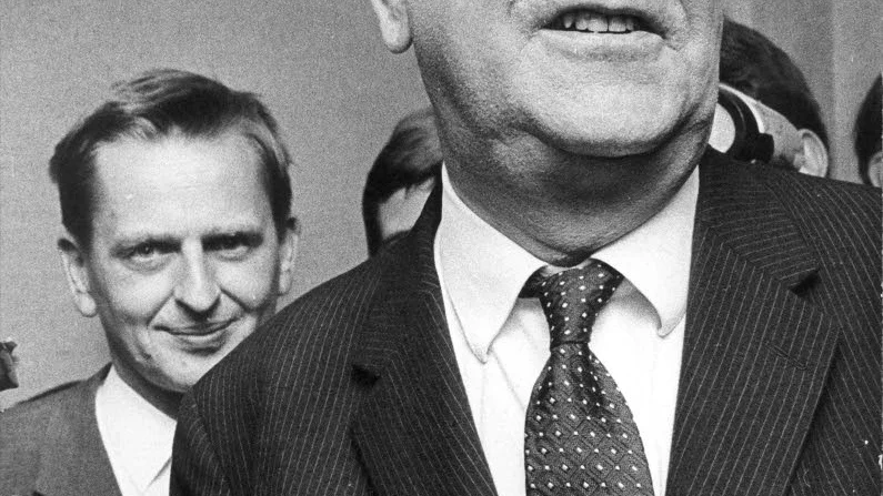Avgår. Tage Erlander meddelar 1969 sin avgång från partiledarposten (S). Bakom honom Olof Palme.