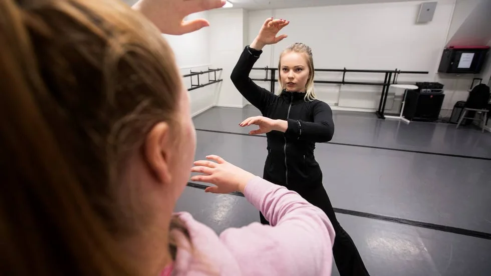 Känslor. Johanna Söderhäll uppmuntrar deltagarna att våga uttrycka känslorna man känner i stunden och sedan förstärka dem i dansen.