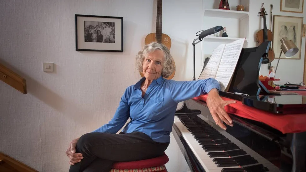Tidigt intresse. Musikern och kompositören Gullan Bornemark fyller 90 år. Redan när Gullan var i småbarnsåren väcktes intresset för pianospel och sång.