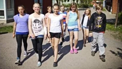 Elever firar "World Children Prize" på Vänge skola.
Från vänster: Kiki Hestner Hrissovergis, Hanna Larsson, Julia Andersson, Tilde Löfgren, Hanna Eriksson, Thilda Thunander och Albin Lötberg.