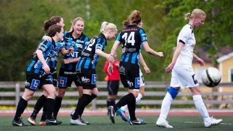 Allysha Chapman gratuleras efter sitt mål i 5-0 segern mot Rågsved.