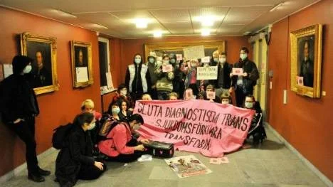 Kommer ihåg. Anarchopride har inte glömt hur staten har varit, och är, drivande i att skilja ut queera kroppar och personer som kriminella, avvikande och sjuka, skriver Eli Alvarez. (På fotot: aktivister från Anarchopride).