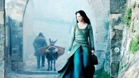 Jessica Brown Findlay gör rollen som Alaïs.