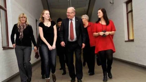 RUNDVANDRING. En av Bruksgymnasiets bägge rektorer, Anna Johansson, visar landshövdingen Peter Egardt runt tillsammans med elevrådsrepresentanterna Sara Pettersson och Olivia Wallström.
