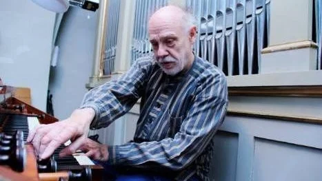 Tomas Svenske stämmer orgeln i Alunda kyrka inför konserten.