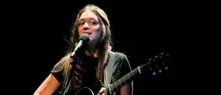 Melissa Horn med vässat uttryck