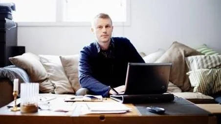 Avslappnat, men effektivt. I soffan med sällskap av sina hundar är Joel Bengtsson som mest produktiv då han distansarbetar hemifrån.