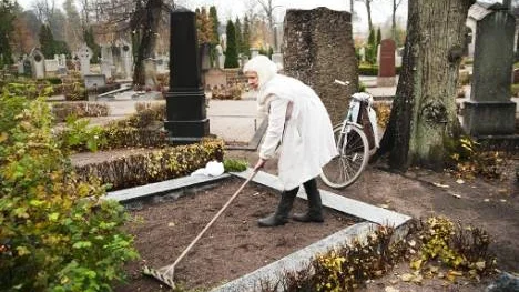 Eva Jansson ordnar med sina föräldrars grav inför Allhelgona helgen.