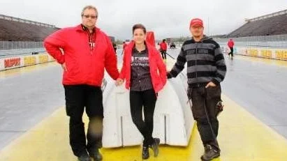 Kjell Pettersson, Emelie Carlswärd och Markku Pellonpää på dragracingbanan.