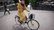 Christina Karlberg, Uppsala, började använda cykelhjälm på 90-talet då hjälmarna var runda och vita och fick bäraren att likna en marsmänniska. Moderna hjälmar har betydligt snyggare design.