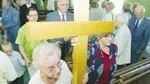Viola Andersson och Berit Wetter bär ut korset från baptistkapellet i Staffansbo när det stängdes efter 111 år.