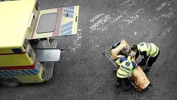 Ambulanspersonal Katharina Danér och Per Wikström.