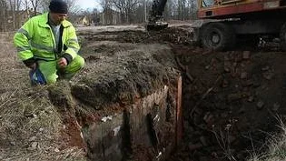 Göran Lundh vid en del av den  stora gropen efter tegebruket i Heby.