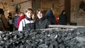 Anna Kosakowska och Eleonora Pasek kollar kolet på guidad tur i Strömsbergs bruk.