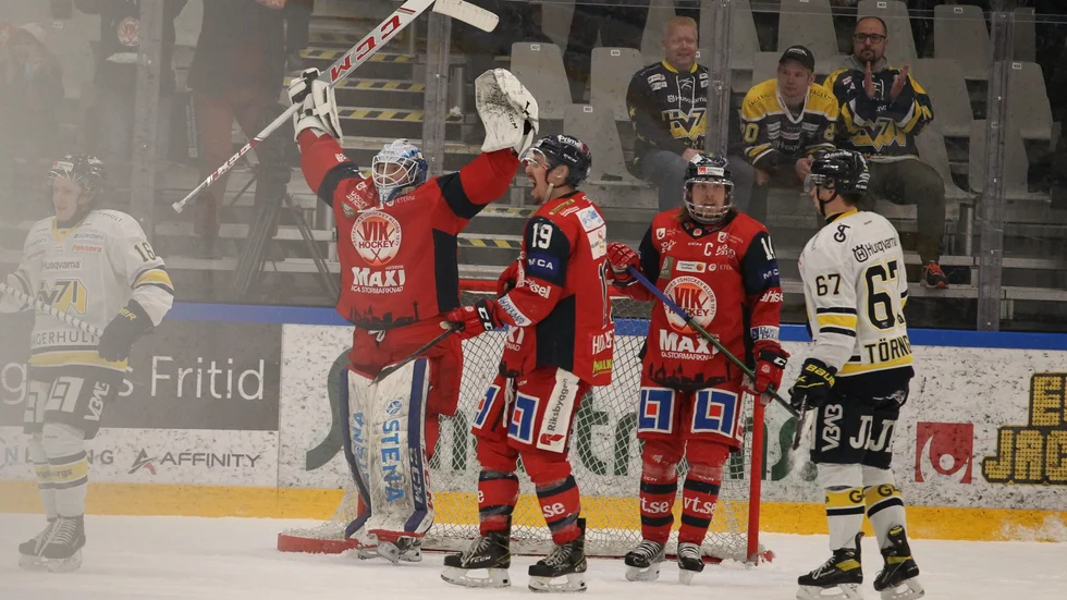 Edvin Olofsson jublar sedan VIK besegrat HV71 i den fjärde kvartsfinalen.