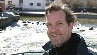 Tonsättaren David Lampel leder kammarmusikfestivalen Sommarnattens Toner i Norrtälje.