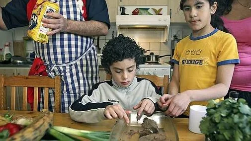Barnen Garroz, Leonardo och Mikaela, hjälper till att strimla köttet till köttgrytan pabellón criollo.