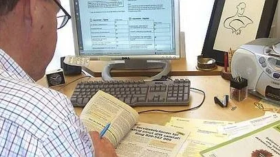 Nätdeklarant. Cirka 60 procent av alla som deklarerar kommer i år att göra det via internet, tror Skatteverket.