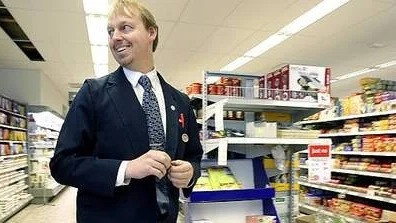Fredrik Brunnberg, butikschef på Luthagens livs, är nöjd med kommersen.