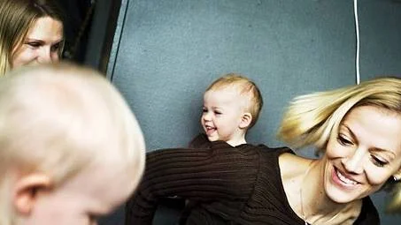 Helena Frank, mamma till Anton, tror at fler kvinnor än män stannar hemma med vårdnadsbidrag. Claire Smellie, med dotern Chlea, hoppas att bidraget inte ger de effekterna.