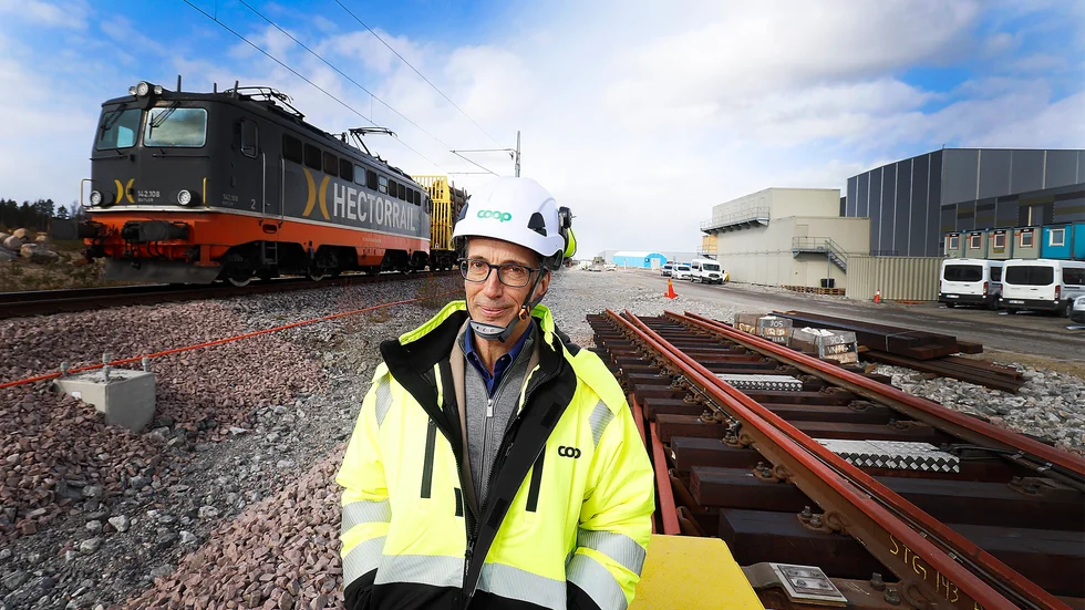 Nu har järnvägen som ska ta emot godstågen som kommer till Coops nya lager i Kjula börjat byggas. "Här får vi en väldigt mycket bättre lösning och vi får en större kapacitet.", säger Mats Tornard som är projektledare.