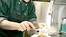Sofia Bergström lägger upp citronmousse vid de fattiga riddarna