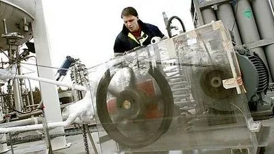 Naturgasen i Knivsta pumpas in i speciella gasflak med nära 150 gastuber. Flaken fungerar som reserv när biogasen sinar ute på tankställena, berättar platschef Tomas Jansson.