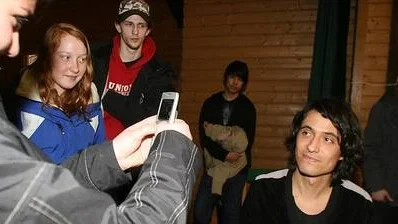 Författaren Jonas Hassen Khemiri lät sig fotograferas av Avin Mehraban.