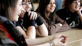 Linnea Svantesson, Malin Bolmstedt, Shannon Sliwinski, Emma Claesson och Ida Mellin tycker att det är viktigare vad kompisarna tycker än vad skolan och föräldrarna tycker.