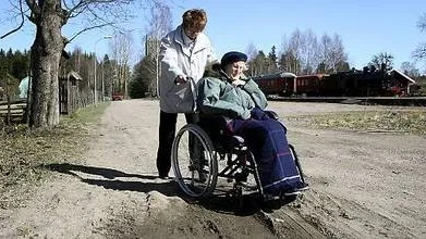 Det är gropigt och tungt att skjuta fram sin gamla mot, konstaterar Gunnel Sällman.