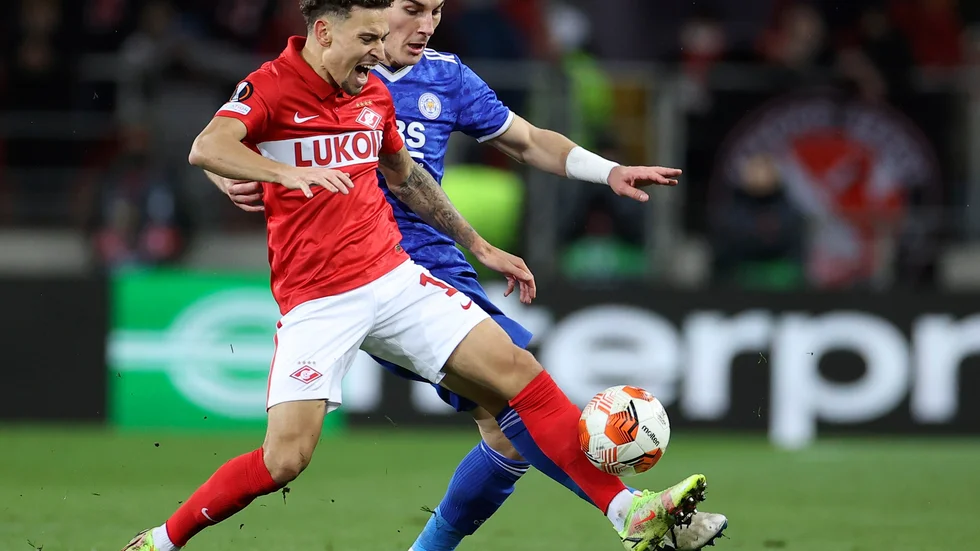 Jordan Larsson, i rött, kan få lämna Spartak Moskva tillfälligt. Arkivbild.