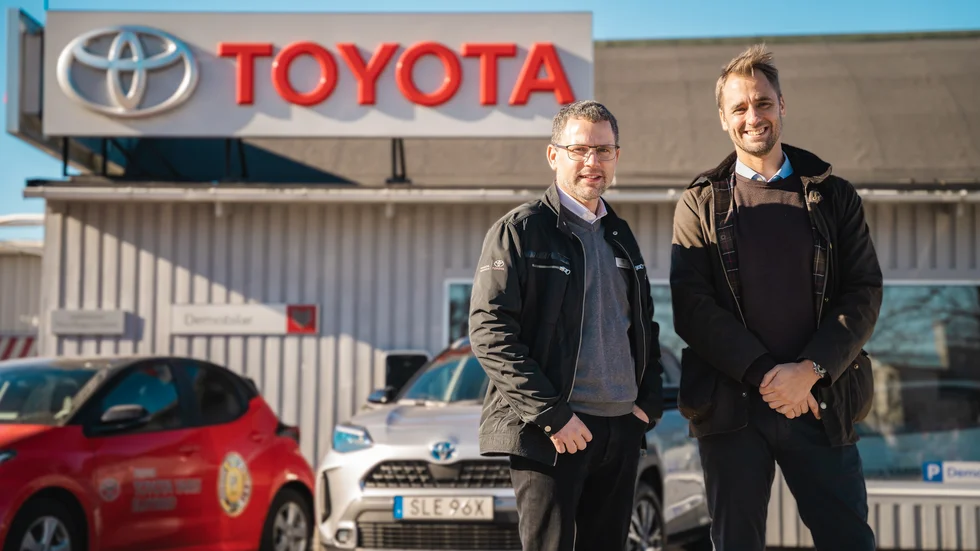 Magnus Gillerstrand och Henrik Askling utanför Motorcitys lokaler i Nyköping.