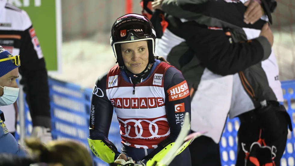 Sara Hector tog inte chansen att vinna storslalomcupen i Åre. Hon körde ur i andra åket.